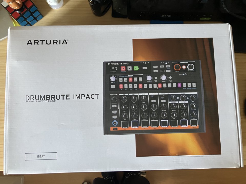 Arturia DrumBrute Impact drum machine como nueva
