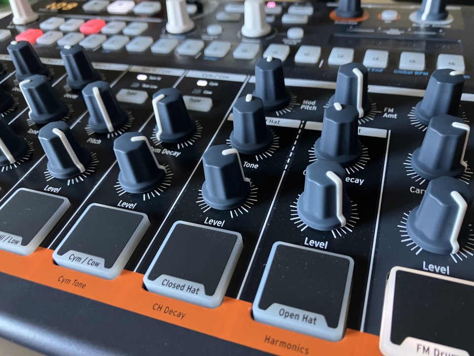 Arturia DrumBrute Impact drum machine como nueva