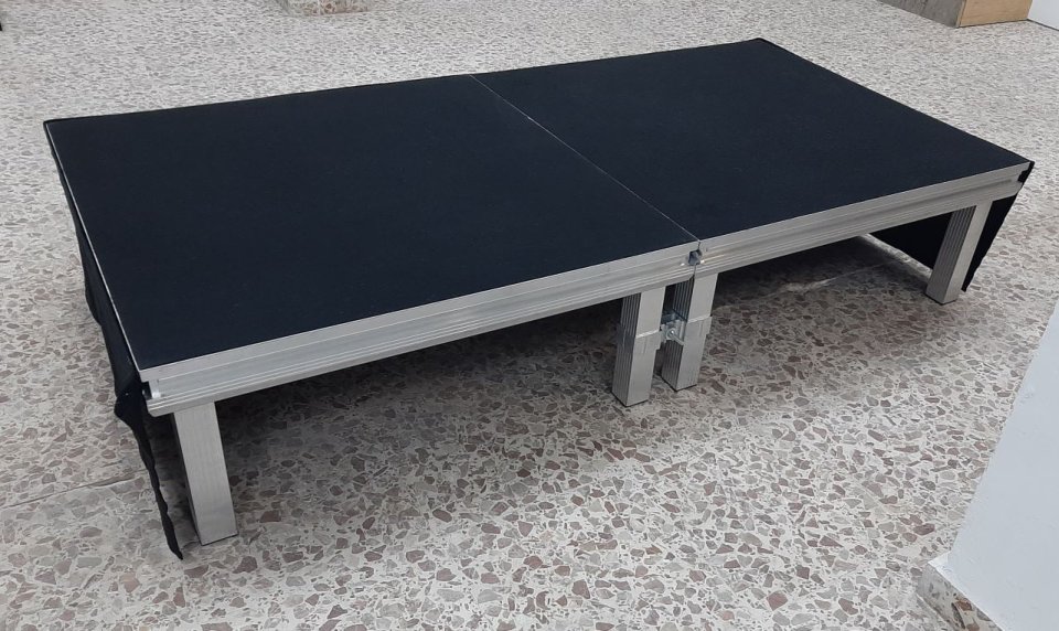 Escenario compuesto por dos plataformas Stairville Tour Stage CPTW de 1x1 m c/u. Más accesorios. de segunda mano · Foto 4 de 10 · Alicante · 399 €