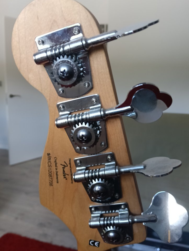 Jazz bass squier 70 de segunda mano · Foto 4 de 4 · León · 280 €