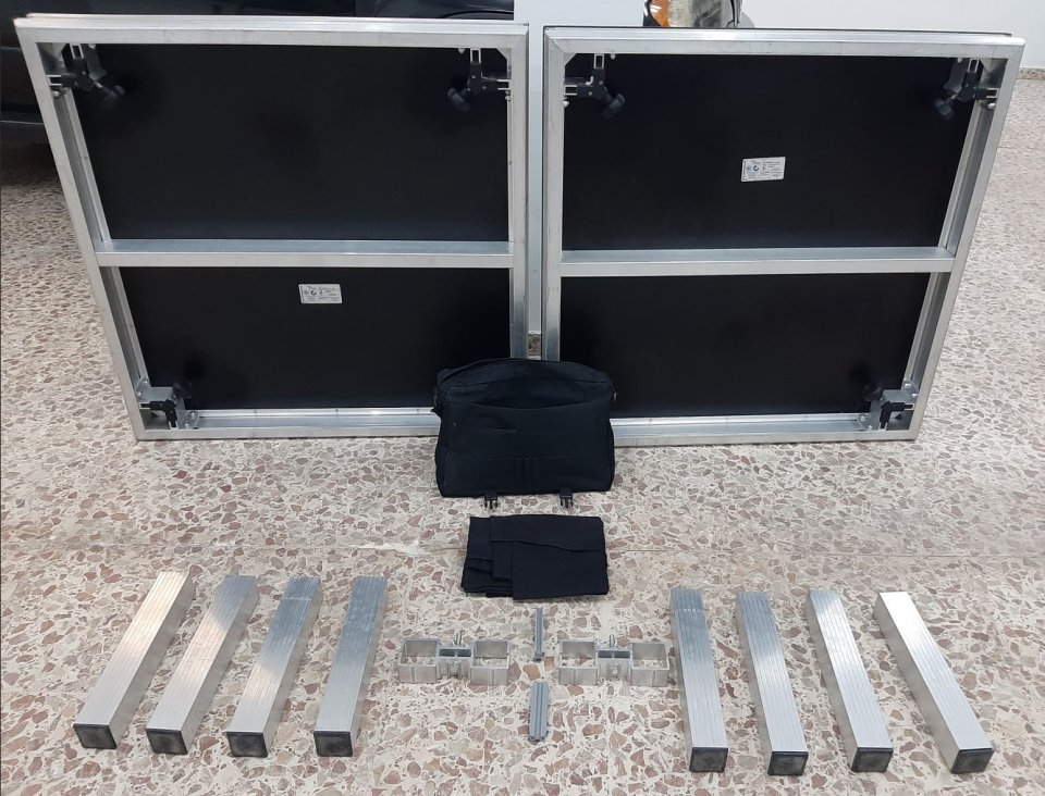 Escenario compuesto por dos plataformas Stairville Tour Stage CPTW de 1x1 m c/u. Más accesorios. de segunda mano · Foto 7 de 10 · Alicante · 399 €