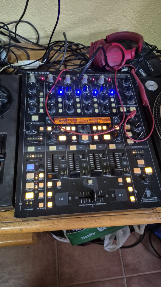 Equipo dj pro de segunda mano · Foto 2 de 5 · Madrid · 2000 €
