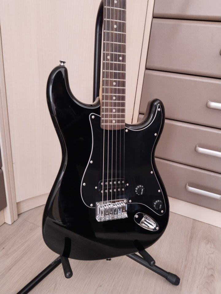 Squier Stratocaster Affinity Hardtail con funda de segunda mano · Foto 2 de 8 · Almería · 150 €