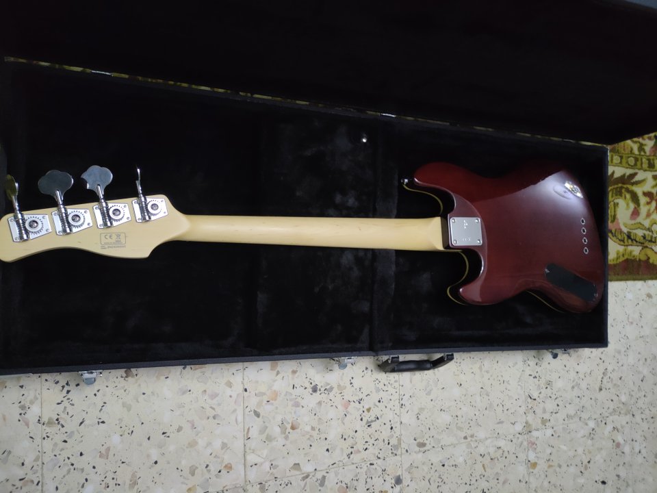 Vendo Bajo Marcus Miller U5 escala corta con estuche *Reservado