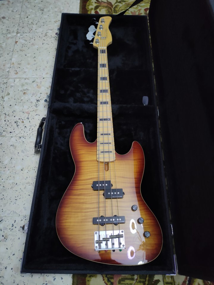 Vendo Bajo Marcus Miller U5 escala corta con estuche