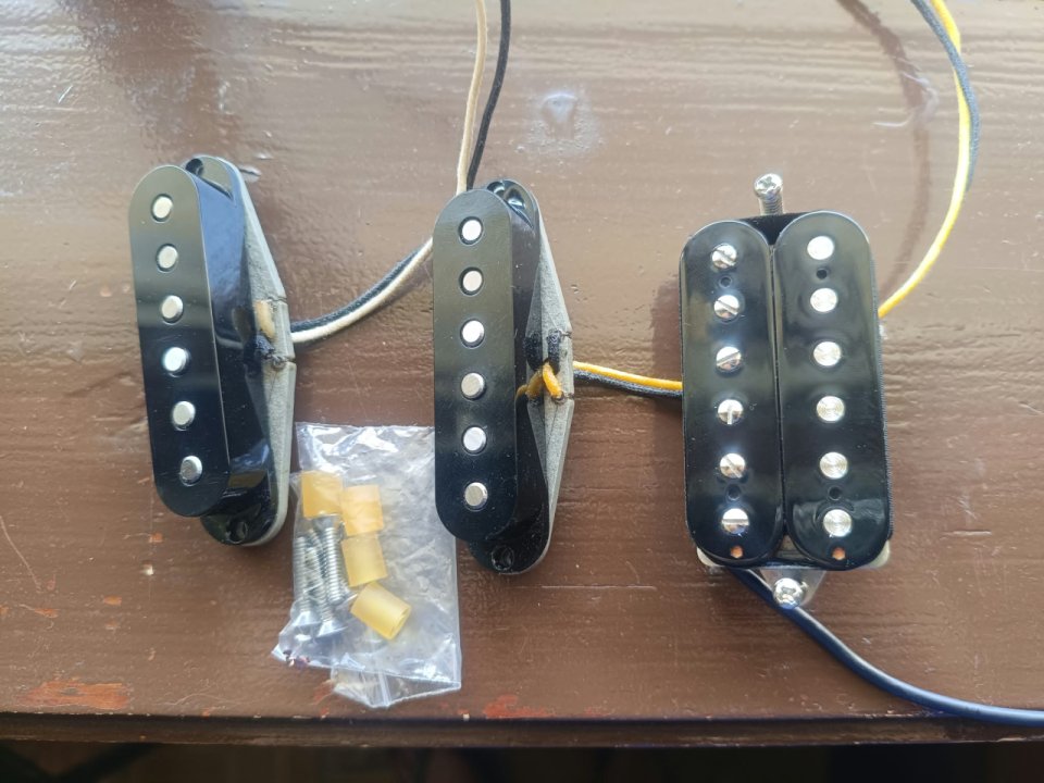 Juego Pastillas Guitarra HSS Alnico V Waaah de segunda mano · Foto 2 de 4 · A Coruña · 45 €