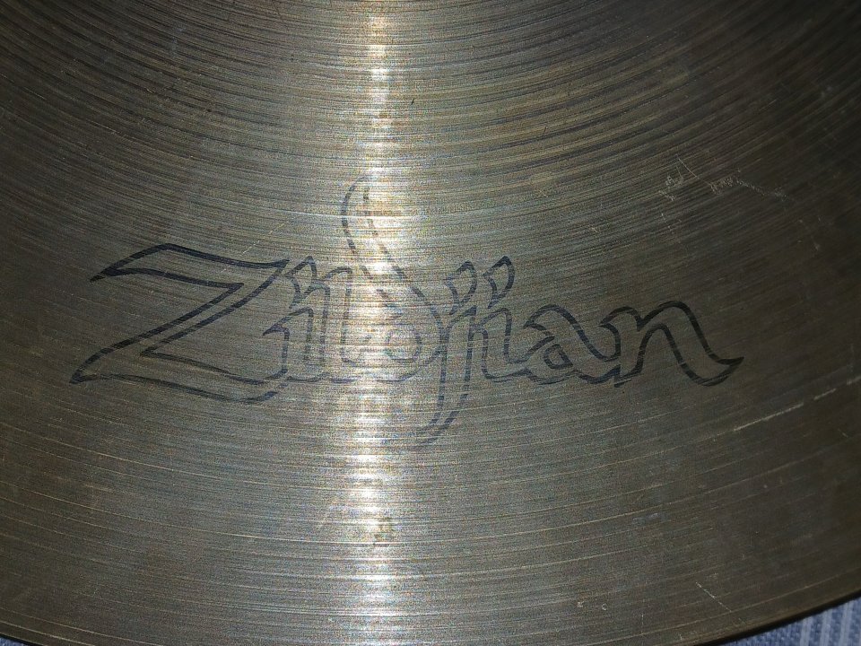 Zildjian Avedis Rock Ride de 20" . Aquest plat té un projecció brutal!