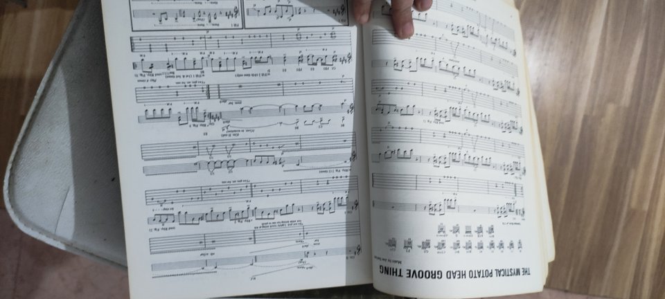 Joe Satriani Flying in a Blue Dream partituras + regalos