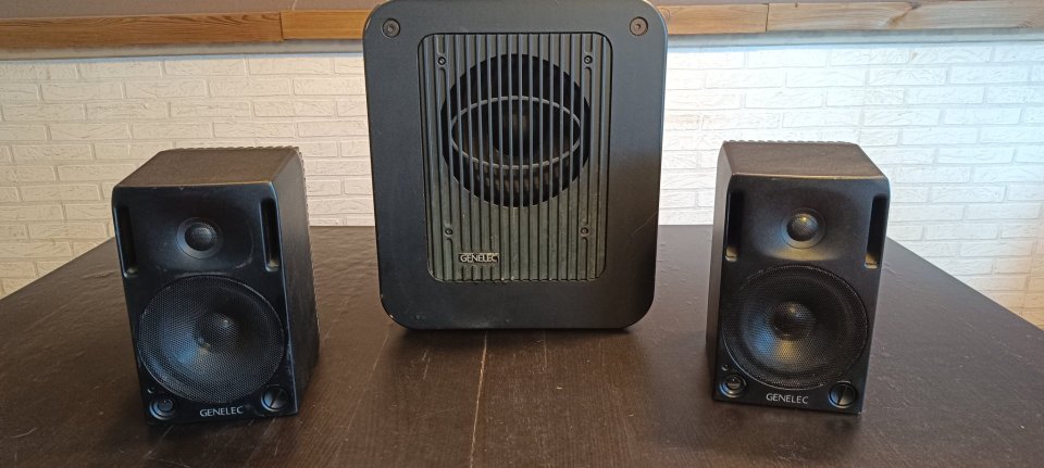 ​Sistema 2.1 Genelec: 2x 1029A + Subwoofer 7050A de segunda mano · Foto 4 de 8 · Cantabria · 600 €