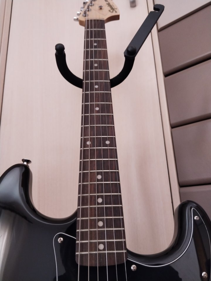 Squier Stratocaster Affinity Hardtail con funda de segunda mano · Foto 3 de 8 · Almería · 150 €