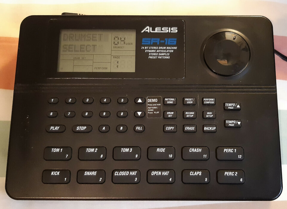 Alesis SR-16 - Caja de ritmos
