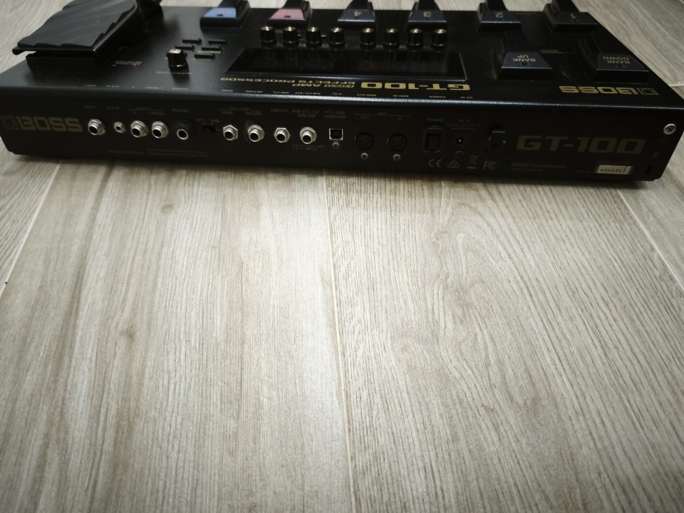 Boss GT100 de segunda mano · Foto 2 de 5 · A Coruña · 180 €