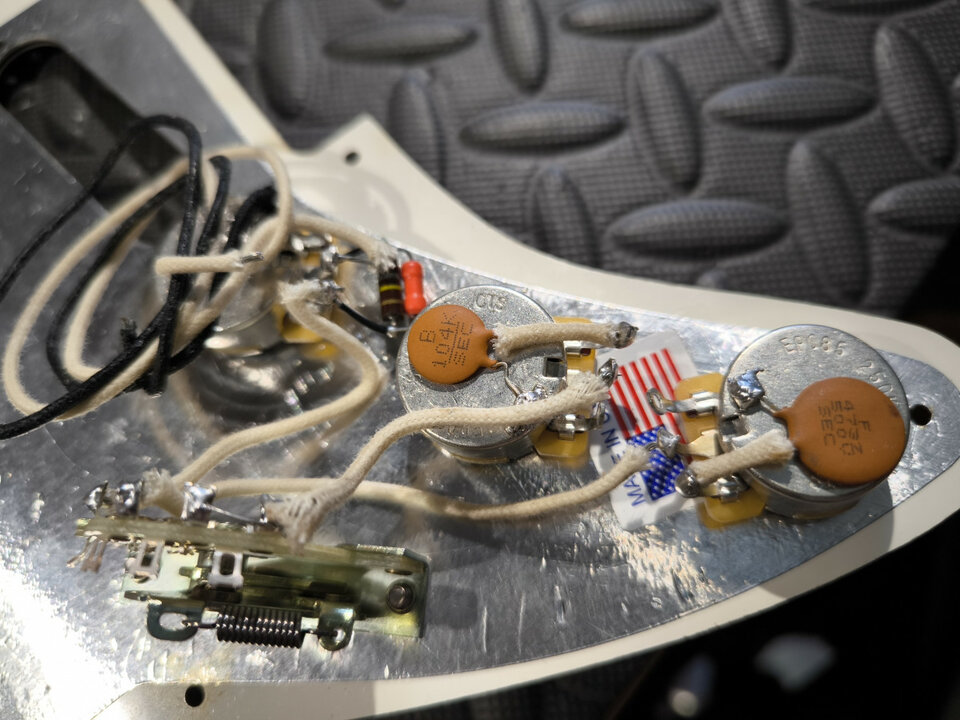 Proyectos de guitarra Vintage. Servicios de pintura, ajustes etc