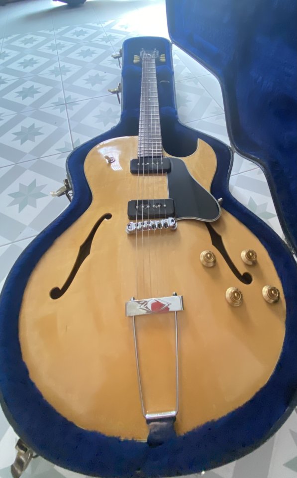 Gibson es 135 Natural (descatalogada) de segunda mano · Foto 1 de 8 · Valencia · 2500 €