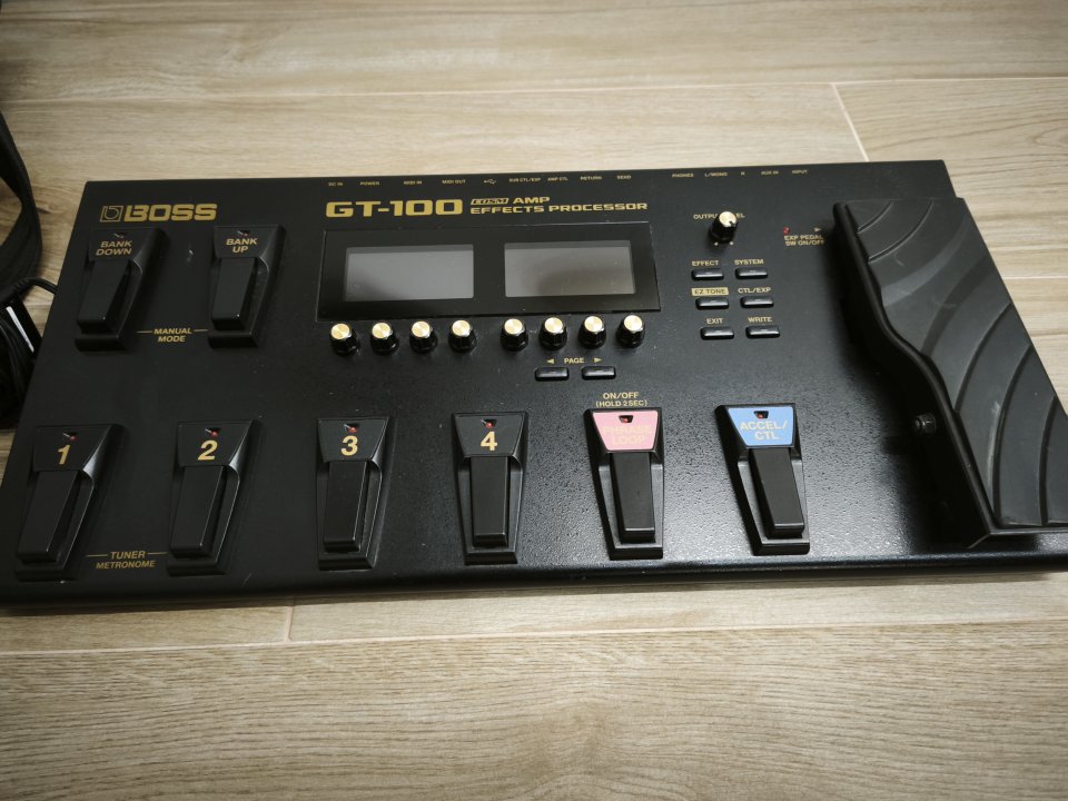 Boss GT100 de segunda mano · Foto 3 de 5 · A Coruña · 180 €