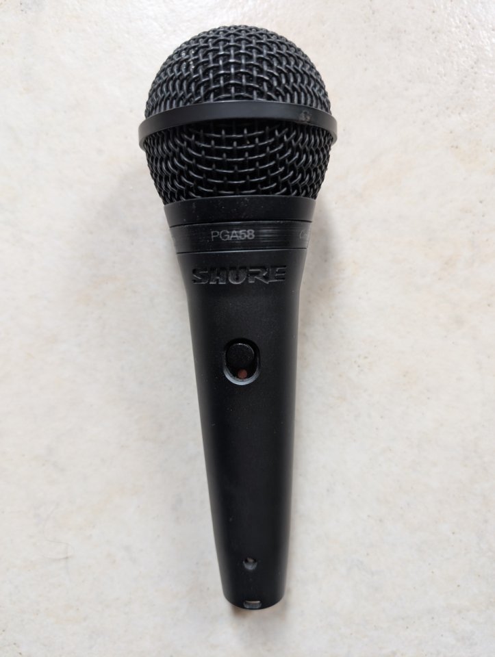 Micrófono dinámico Shure PGA58 en color negro. Ideal para voces.