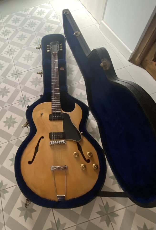 Gibson es 135 Natural (descatalogada) de segunda mano · Foto 2 de 8 · Valencia · 2500 €