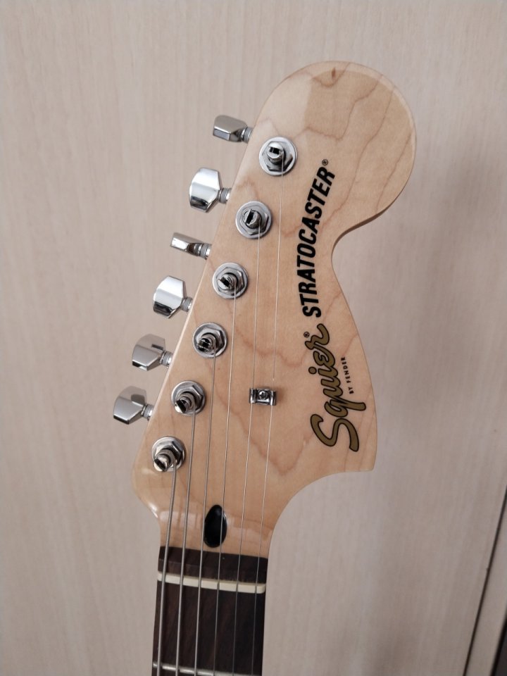 Squier Stratocaster Affinity Hardtail con funda de segunda mano · Foto 4 de 8 · Almería · 150 €