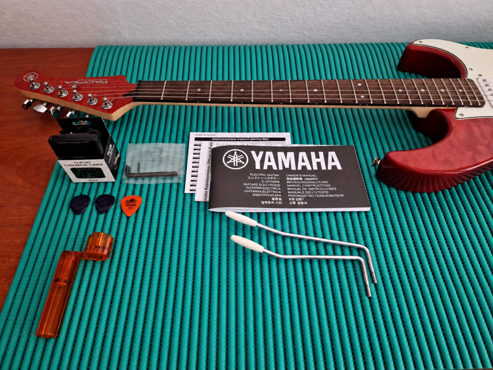Pack Yamaha Pacifica 212VQM CMB, ampli Fender FM212R y accesorios de segunda mano · Foto 5 de 10 · Málaga · 400 €