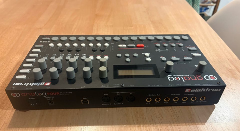 Elektron Analog four de segunda mano · Foto 2 de 2 · Barcelona · 530 €