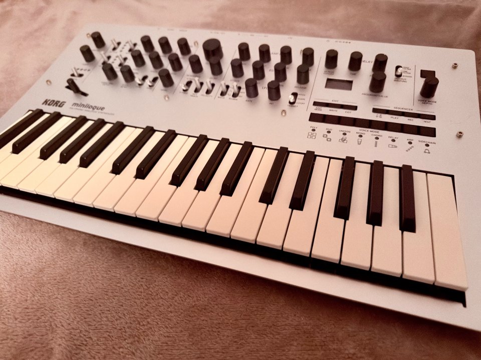 Sintetizador Korg Minilogue LEER