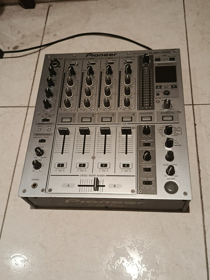 Pioneer DJM 700-S de segunda mano · Foto 3 de 8 · Alicante · 470 €