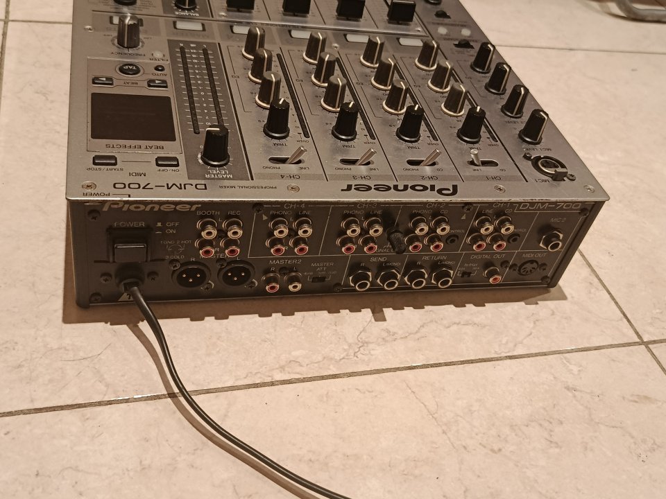 Pioneer DJM 700-S de segunda mano · Foto 4 de 8 · Alicante · 470 €