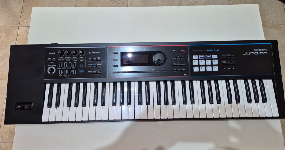 Roland JUNO-DS61 + Estuche Original Roland de segunda mano · Foto 4 de 9 · Illes Balears · 550 €
