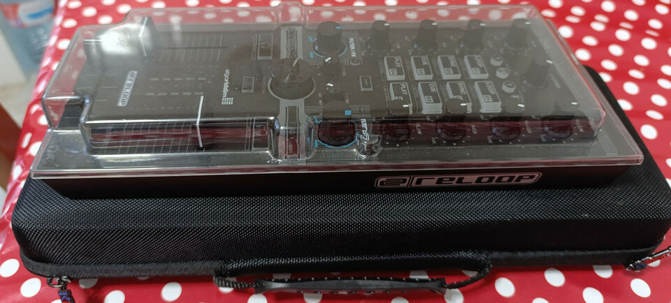 Reloop Mixtour + Decksaver + Estuche COMO NUEVOS