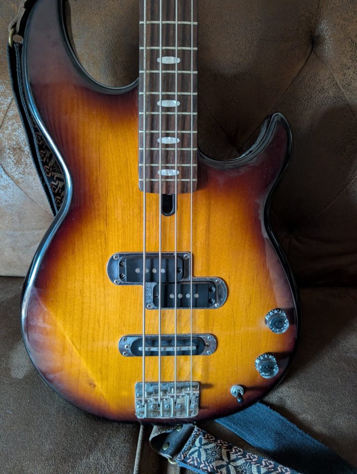 Bajo eléctrico Yamaha BB424 de segunda mano · Foto 2 de 5 · Cádiz · 450 €