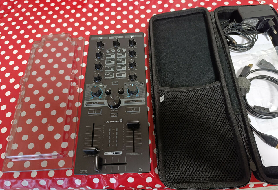 Reloop Mixtour + Decksaver + Estuche COMO NUEVOS