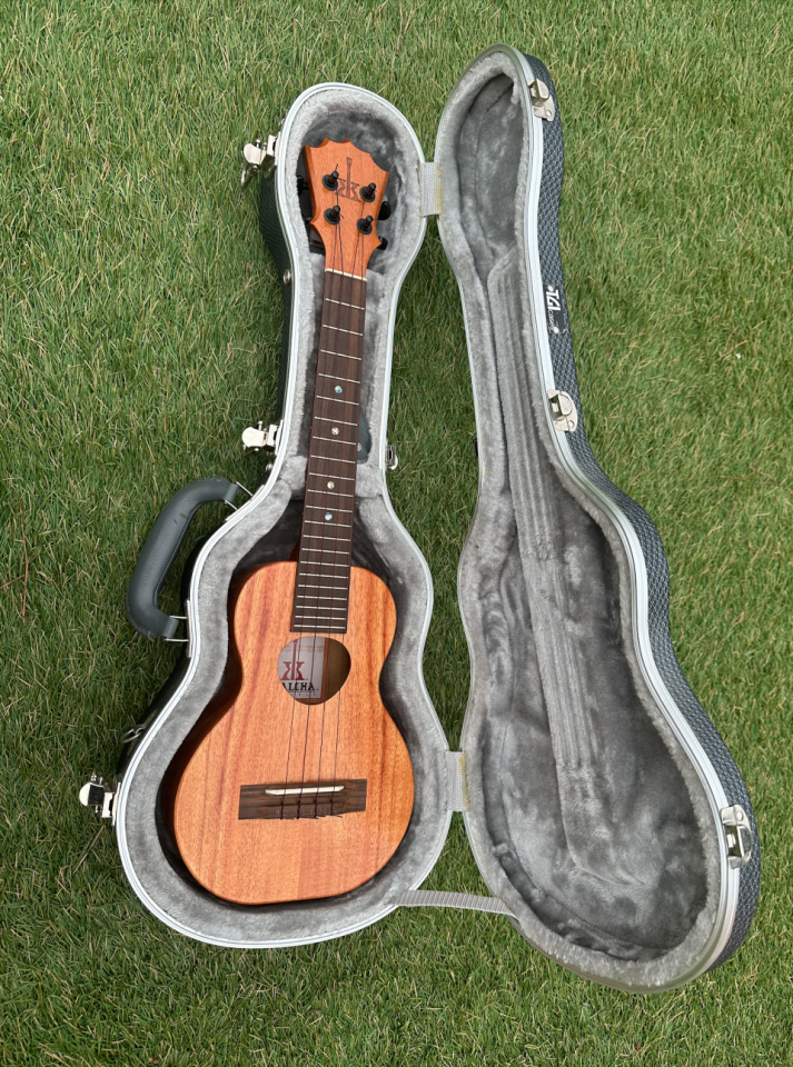 KoAloha KCM-02 (Concert Long Neck) – Koa maciza – Made in Hawaii