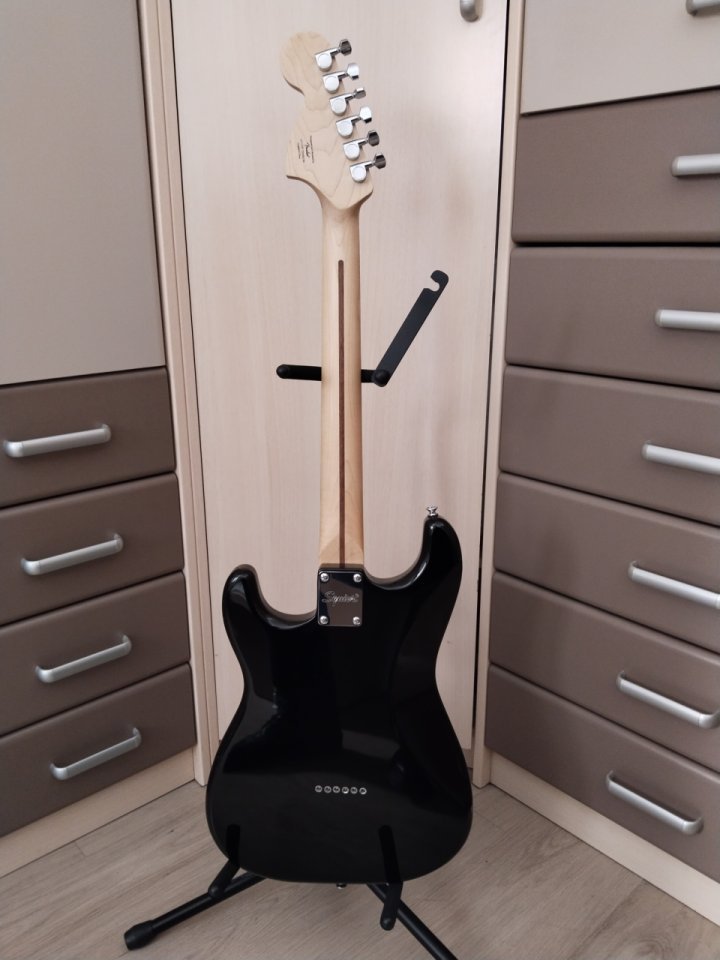 Squier Stratocaster Affinity Hardtail con funda de segunda mano · Foto 5 de 8 · Almería · 150 €