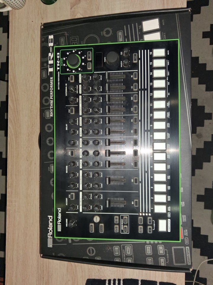 ROLAND AIRA TR-8 de segunda mano · Foto 2 de 4 · Tarragona · 330 €