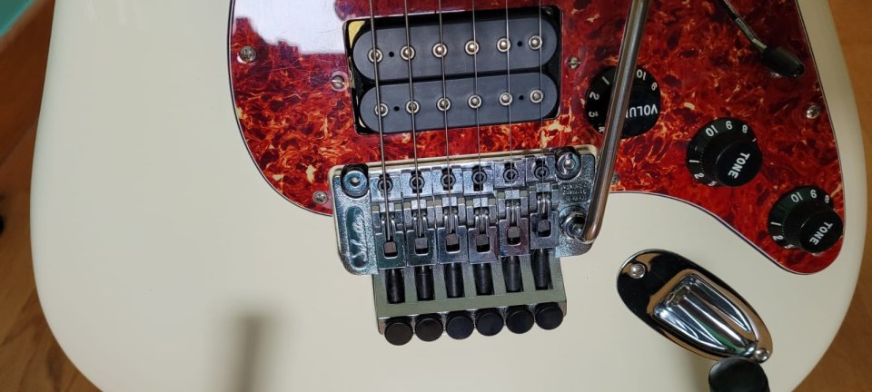 Fender Stratocaster HSS Floyd Rose con mejoras de segunda mano · Foto 3 de 7 · Barcelona · 575 €
