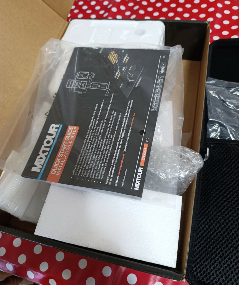 Reloop Mixtour + Decksaver + Estuche COMO NUEVOS