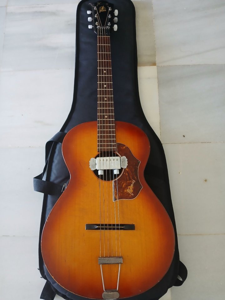 Guitarra acustica vintage Framus de los 60, con pastilla nueva a estrenar. de segunda mano · Foto 1 de 6 · Sevilla · 190 €