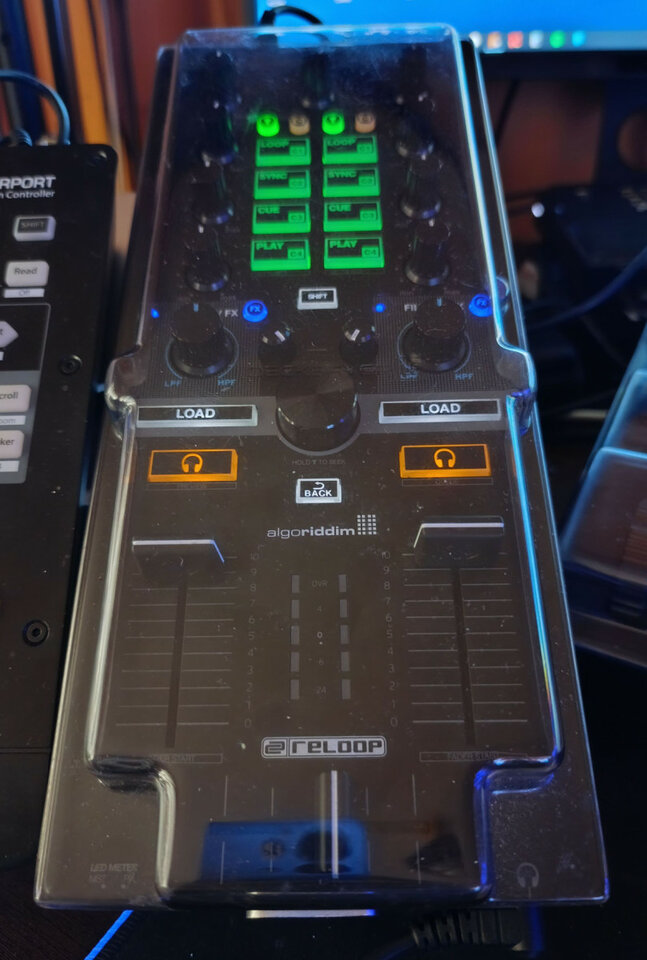 Reloop Mixtour + Decksaver + Estuche COMO NUEVOS