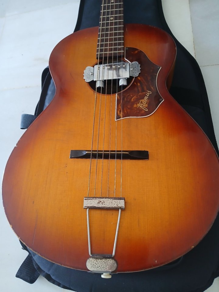 Guitarra acustica vintage Framus de los 60, con pastilla nueva a estrenar. de segunda mano · Foto 2 de 6 · Sevilla · 190 €