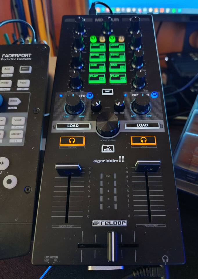 Reloop Mixtour + Decksaver + Estuche COMO NUEVOS