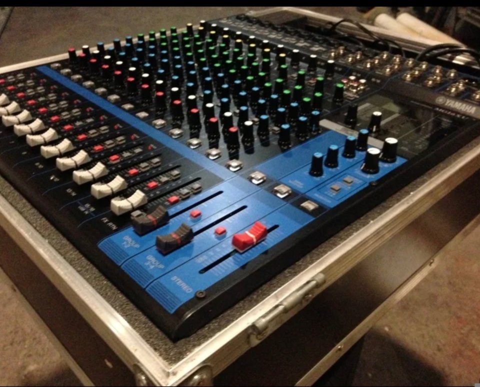 Yamaha Mg 16XU con flight case thon