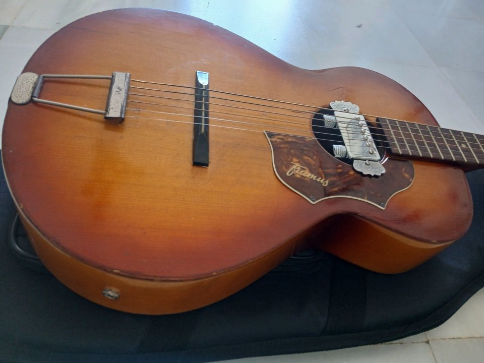 Guitarra acustica vintage Framus de los 60, con pastilla nueva a estrenar. de segunda mano · Foto 4 de 6 · Sevilla · 190 €