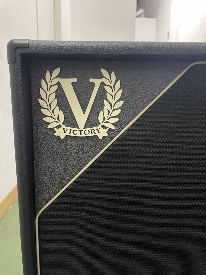 Pantalla VICTORY AMPS V 212S