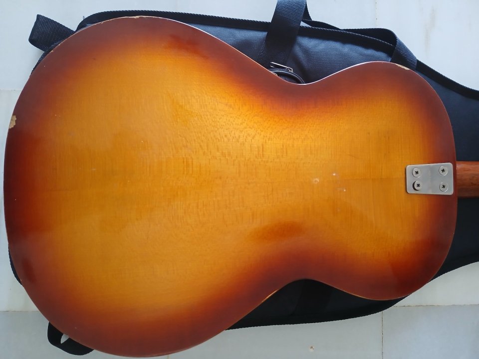 Guitarra acustica vintage Framus de los 60, con pastilla nueva a estrenar. de segunda mano · Foto 5 de 6 · Sevilla · 190 €