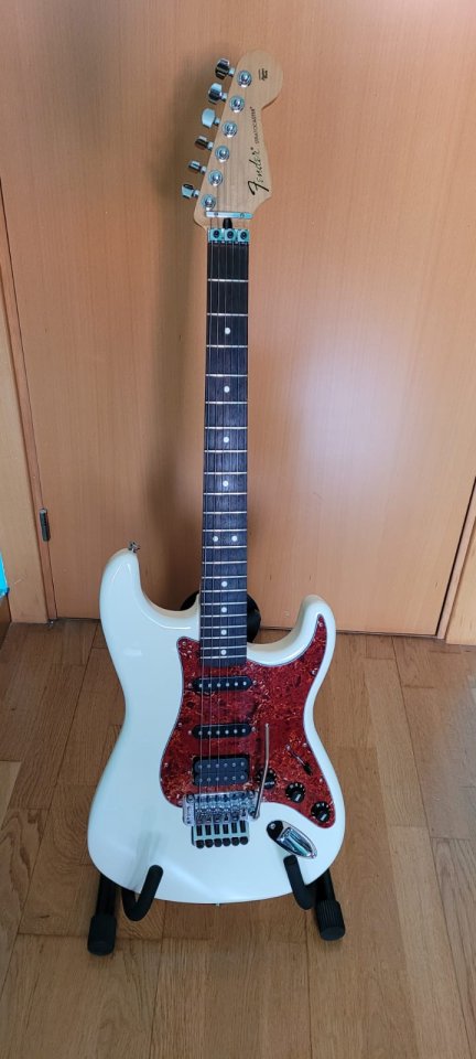 Fender Stratocaster HSS Floyd Rose con mejoras de segunda mano · Foto 1 de 7 · Barcelona · 575 €