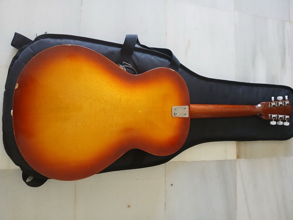 Guitarra acustica vintage Framus de los 60, con pastilla nueva a estrenar. de segunda mano · Foto 6 de 6 · Sevilla · 190 €