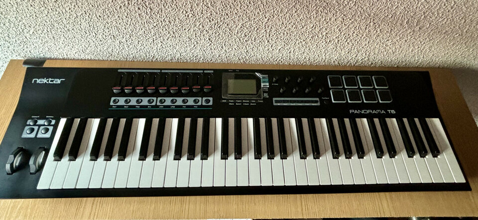 Teclado controlador Nektar Panorama T6