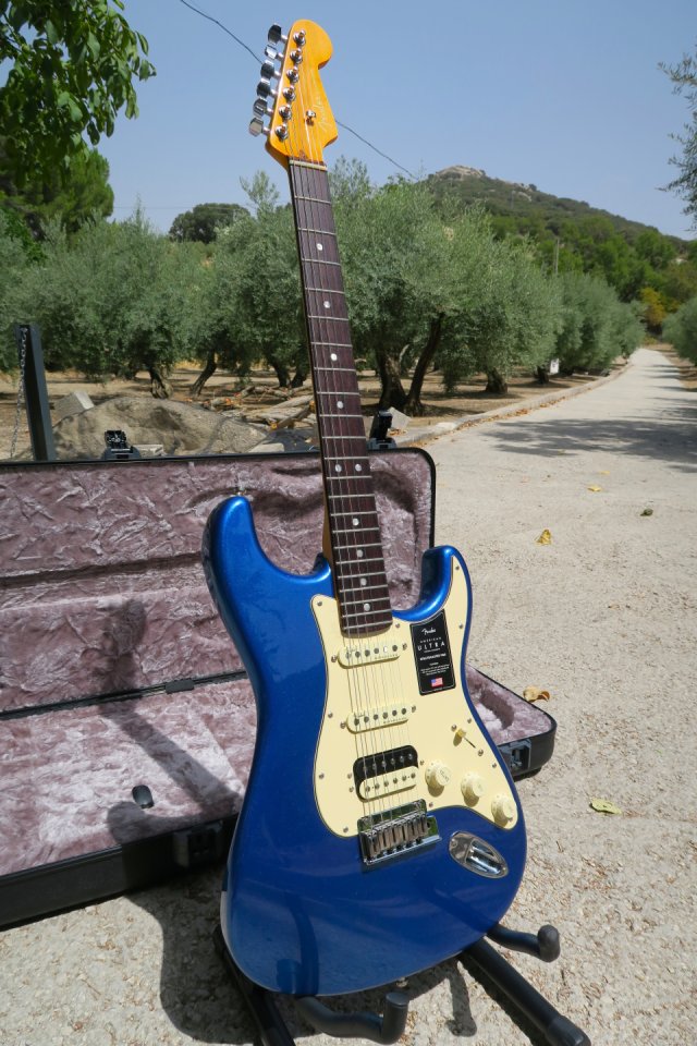 Fender American Ultra Stratocaster HSS RW Cobra Blue