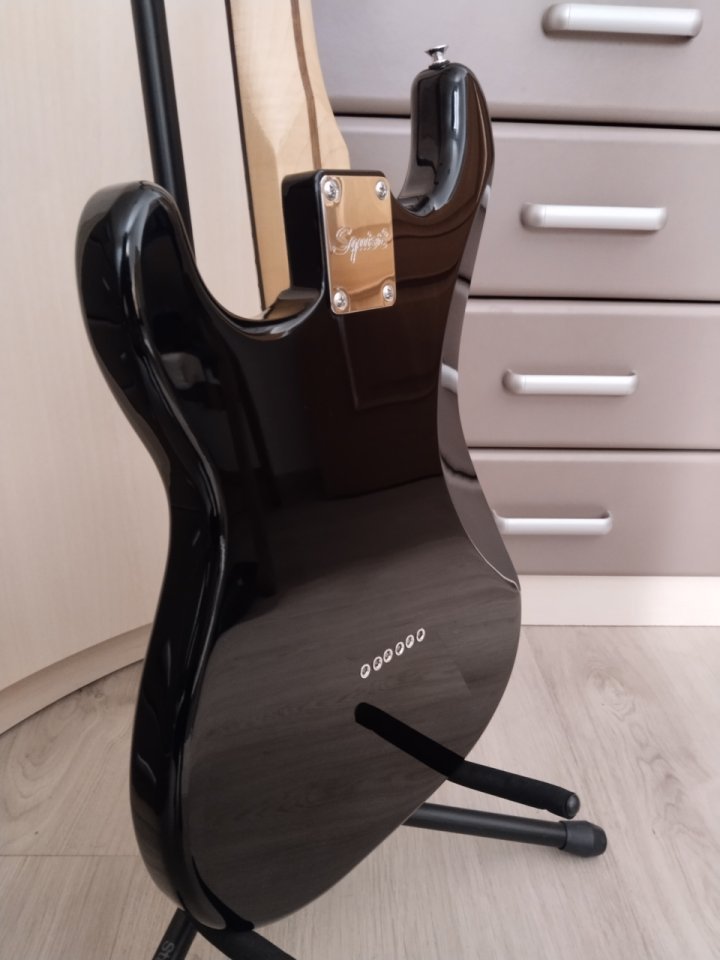 Squier Stratocaster Affinity Hardtail con funda de segunda mano · Foto 6 de 8 · Almería · 150 €