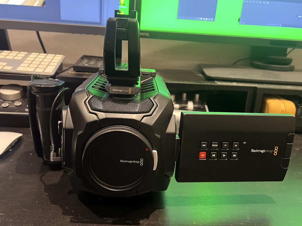 Blackmagic URSA MINI 4k EF + Muchos extras